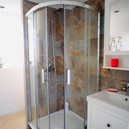 Le Perroquet Fringant, Rue Pietonne Et Quartier Historique